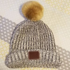 Love your Melon Black Speckled with Natural Pom